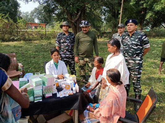 सीआरपीएफ ने लगाया मेडिकल कैंप, ग्रामीणों की जांच 