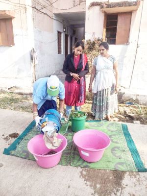 स्वच्छता दीदीयां लोगों को कर रही जागरूक