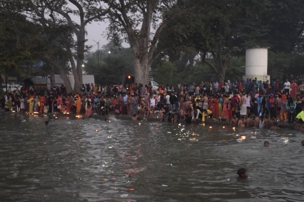 कार्तिक पूर्णिमा - पौ-फटते लाखों ने लगाई डूबकी, शिवनाथ के मोहारा तट पर सुबह से मेला