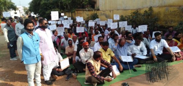 भाजपा नेता की गिरफ्तारी के विरोध में भाजपाइयों का थाने के सामने धरना
