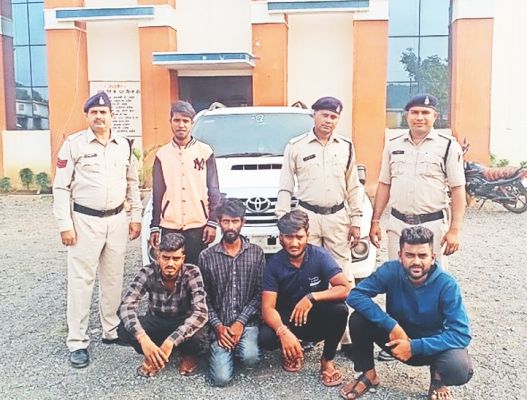 चोरी की कार को बेचने की फिराक में 5  गिरफ्तार, सभी आरोपी महाराष्ट्र के