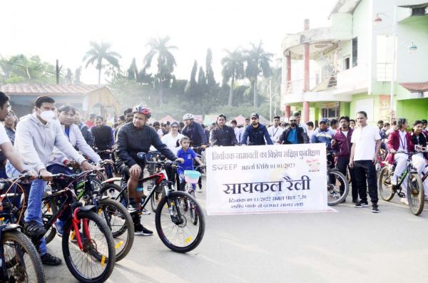 मतदाता जागरूकता के लिए निकाली साइकिल रैली