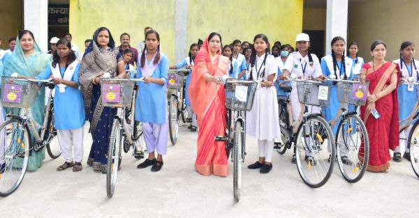 छात्राओं को विधायक उत्तरी व सोनी बंजारे ने बाँटी सायकल