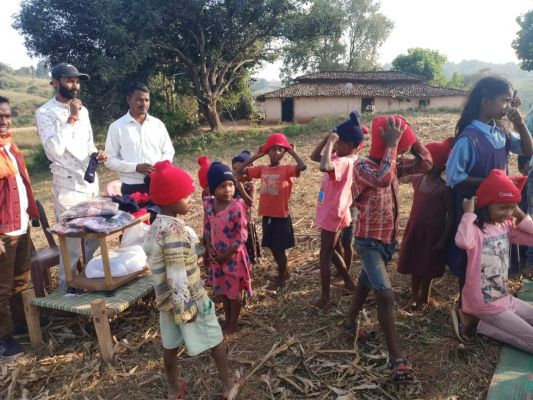 पहाड़ी इलाकों में रहने वाले बच्चों-बुजुर्गों को दिए गर्म कपड़े
