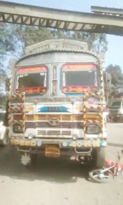 कोतरा रोड फाटक के पास बेकाबू ट्रक की चपेट में आया बाइकट्रक की चपेट में आया बाइक