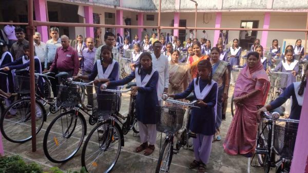 सांकरा स्कूल में छात्राओं को मिली साइकिल 