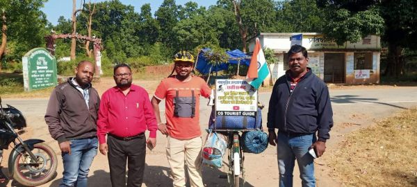 नशामुक्ति के लिए साइकिल यात्रा पर निकला बिलासपुर का बृजराज पहुंचा जशपुर