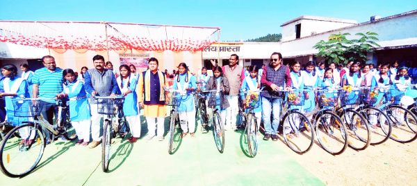 छात्राओं को विधायक ने किया साइकिल वितरण  