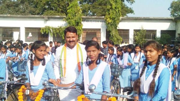 छात्राओं को विधायक संसदीय सचिव चंद्रदेव ने किया सायकल वितरण
