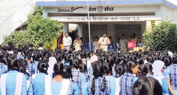 रक्षा टीम स्कूलों में लगा रही जागरूकता की पाठशाला