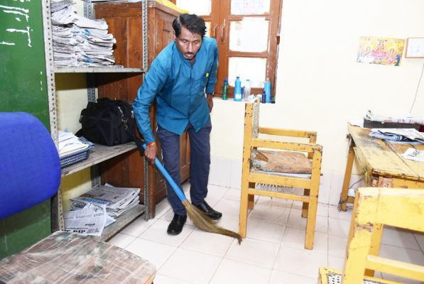 शासकीय कार्यालयों में सफाई