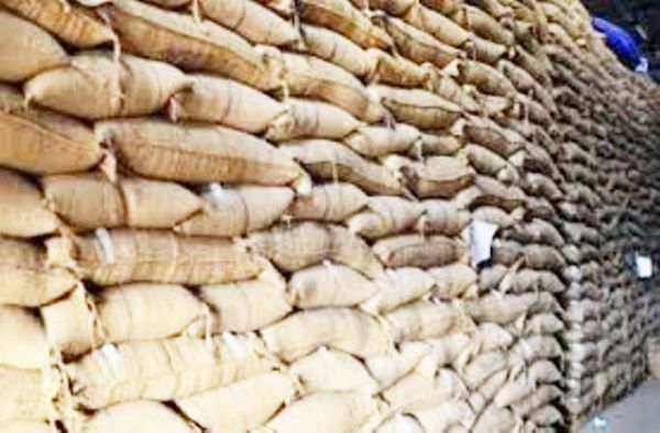 61 गांवों के ग्रामीण दाने-दाने को मोहताज, अब तक नहीं बंटा चावल 