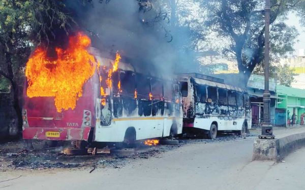 दो यात्री बसों में लगी आग घंटों मशक्कत के बाद काबू