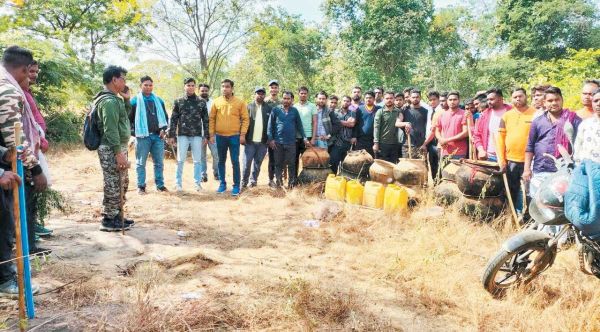 भकुर्रा के जंगल में तीन हजार किलो महुआ लाहन, दो सौ लीटर शराब व बनाने के उपकरण नष्ट