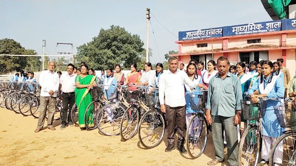 सरकारी स्कूल परसुली के छात्राओं को मिली सायकल