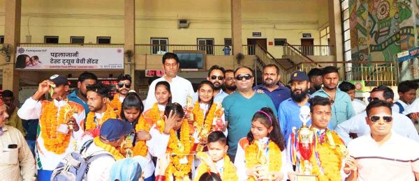 अन्तरराष्ट्रीय स्पर्धा में दुर्ग के तैराकों ने  16  गोल्ड जीते, स्टेशन पर भव्य स्वागत