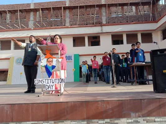 छात्र-छात्राओं ने ली देश के संविधान का पालन करने की शपथ