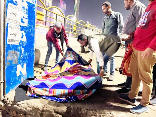 साहू समाज युवा प्रकोष्ठ ने बांटे जरूरतमंदों को कंबल व खाना