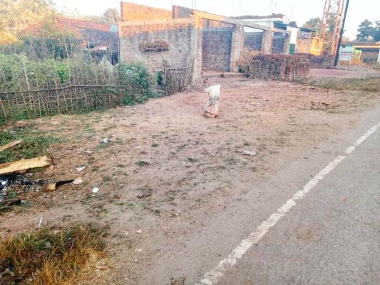 बैजलपुर में बोर खोदने के  6 महीने बाद भी नहीं लगा हैंडपंप, ग्रामवासी परेशान