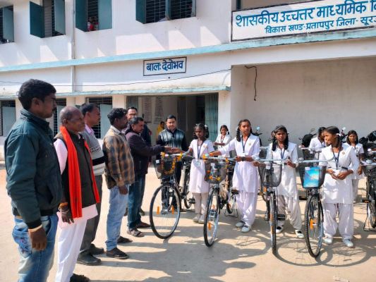 श्यामनगर स्कूल में 36 छात्राओं को मिली साइकिल