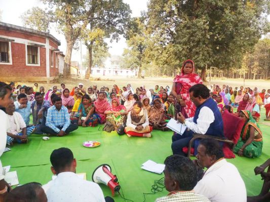 ग्रामसभा में पहुंचे कलेक्टर, ग्रामीणों की मांग पर  स्थानांतरित शिक्षक को यथावत रखने के निर्देश
