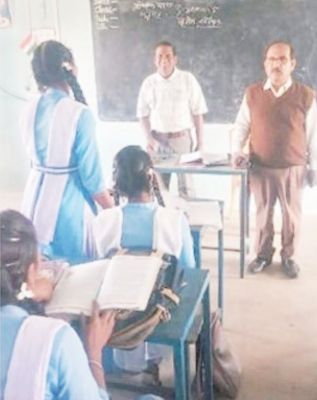 गैरहाजिर शिक्षकों को नोटिस डीईओ ने बेरला के शासकीय स्कूल का किया निरीक्षण 