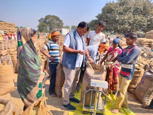 किसानों के चेहरों पर खुशी है, यह सरकार की मजबूत नींव- महेंद्र, जिपं सदस्य ने किया धान खरीदी केंद्रों का निरीक्षण