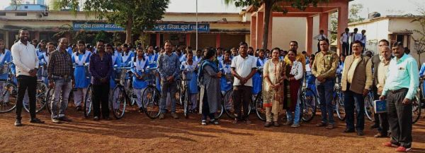 स्कूल का सफर हुआ आसान, छात्राओं को मिली साइकिल, खिले चेहरे, 9 वीं की 55 छात्राओं को साइकिल वितरण
