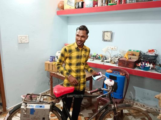 बालोद के जुगाड़ वाले भैया, जिन्होंने बनाया कबाड़ से ई-सायकल और अब पावर बैंक भी