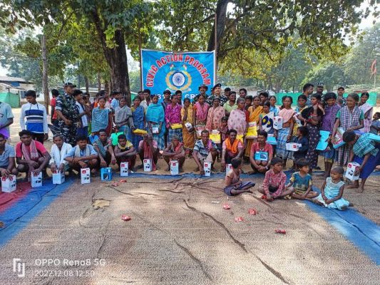 सिविक एक्शन प्रोग्राम: सीआरपीएफ ने ग्रामीणों को बांटे सामान