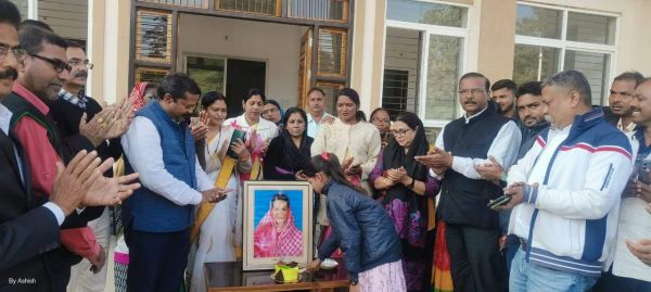 सोनिया गांधी का जन्मदिन कांग्रेसियों ने धूमधाम से मनाया