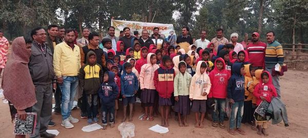 छोटे पांव मजबूत कदम ने बैजनपाठ में 262 बच्चों को स्वेटर व बुजुर्गों को बांटे कम्बल