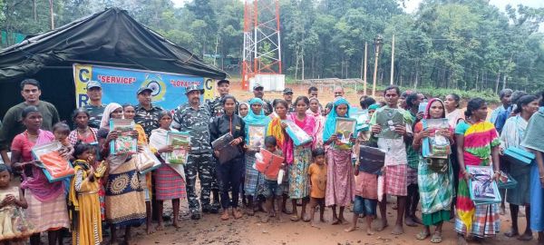 सीआरपीएफ ने ग्रामीणों को बांटे सामान