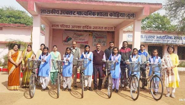 जनपद उपाध्यक्ष के हाथों छात्राओं को मिली साइकिल