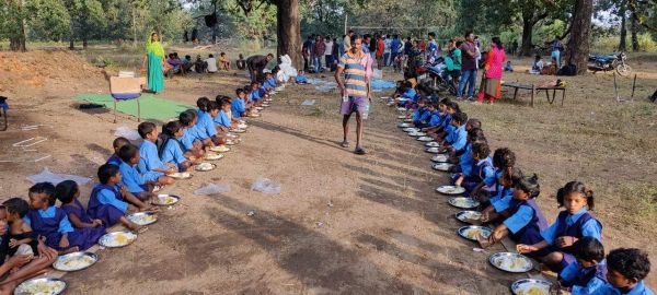 नक्सलगढ़ मनकेली में 18 साल बाद खुले स्कूल, बच्चों ने पढ़ी ककहरा