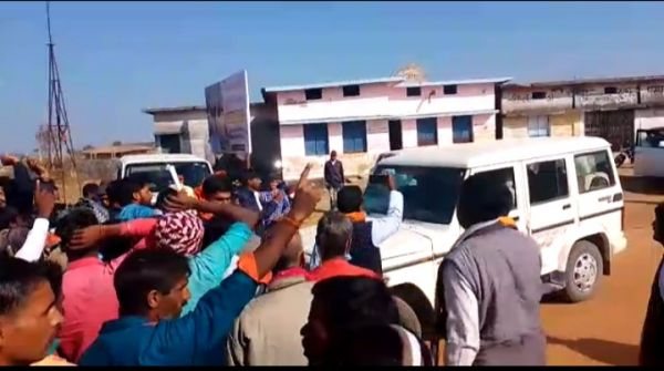  जनसुनवाई में बॉक्साइट खदान का ग्रामीणों ने किया विरोध, अपर कलेक्टर को घेरा