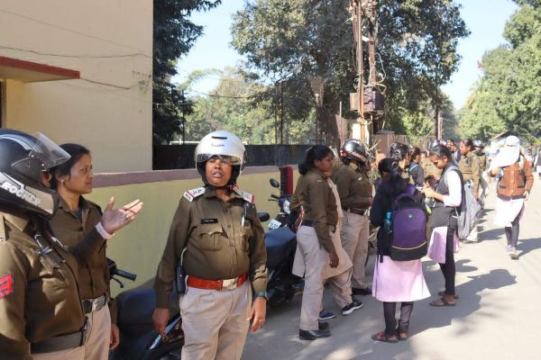 अम्बिकापुर की सडक़ों पर महिला गशती दल लगातार कर रही चौकस सुरक्षा
