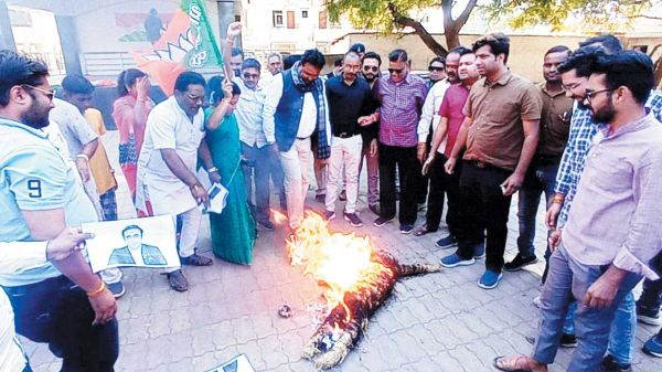 पाक के विदेश मंत्री का भाजपाइयों ने जलाया पुतला
