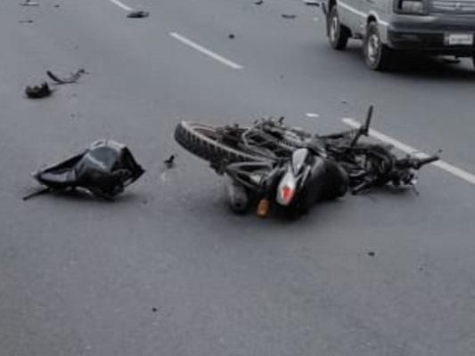 वीआईपी रोड में दो दुर्घटनाएं, एक मृत दो घायल