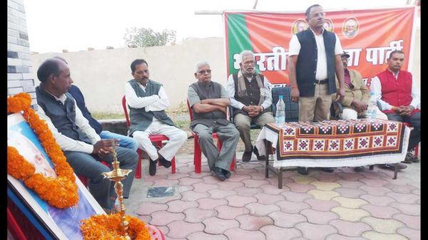 भाजपा कार्यकर्ताओं ने सुनी मन की बात, अटल जी की जयंती मनाई