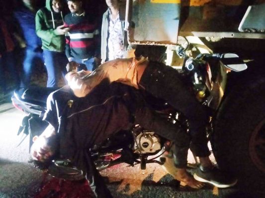 सडक़ किनारे खड़े हाईवा से टकराई बाइक, 2 दोस्तों की मौत