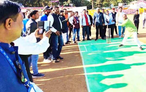 विधायक कमरो ने किया मुरेरगढ़ क्रिकेट स्पर्धा का शुभारंभ