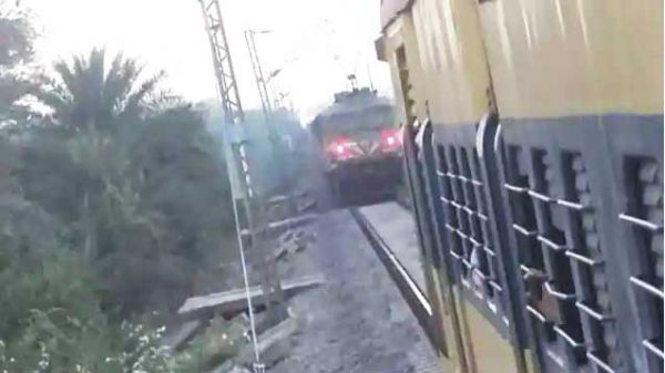 एक ही पटरी पर दो ट्रेन, टकराने से पहले पायलट ने दिखाई  सूझ-बूझ, बड़ा हादसा टला