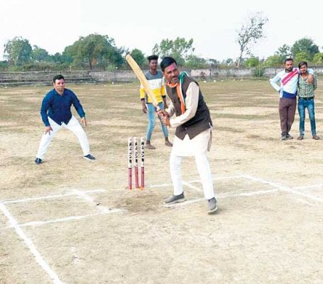जिपं अध्यक्ष ने किया क्रिकेट प्रतियोगिता का शुभारंभ