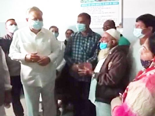 निगम में खुद पर पेट्रोल उड़ेल आग लगाने वाली महिला का दर्द जानने सेक्टर-9 अस्पताल पहुँचे रमन