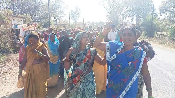 महिलाओं ने गांव में निकाली जागरूकता रैली