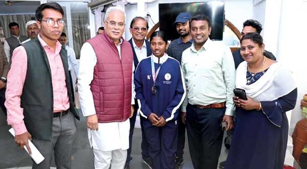  साइक्लिंग चैंपियनशिप  में कांस्य विजेता ज्योत्सना की सीएम से मुलाकात