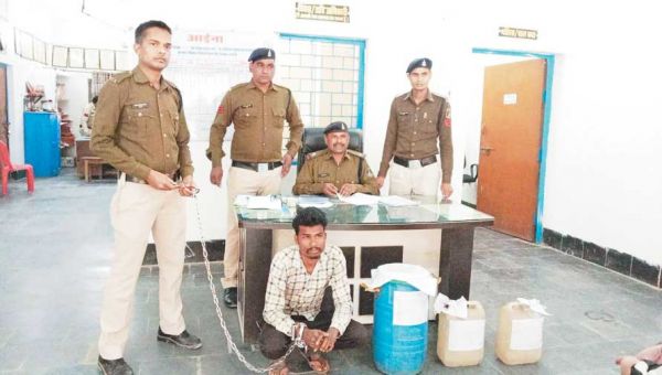 50 लीटर महुआ शराब के साथ आरोपी गिरफ्तार