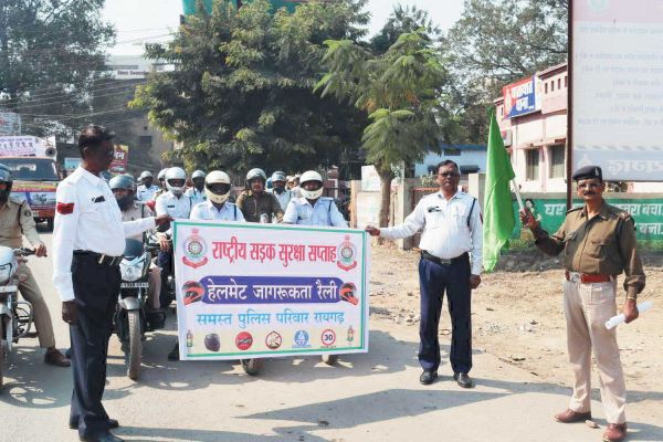 जागरूकता लाने निकाली हेलमेट रैली, राहगीरों को समझाईश के साथ दिया गया फूल 