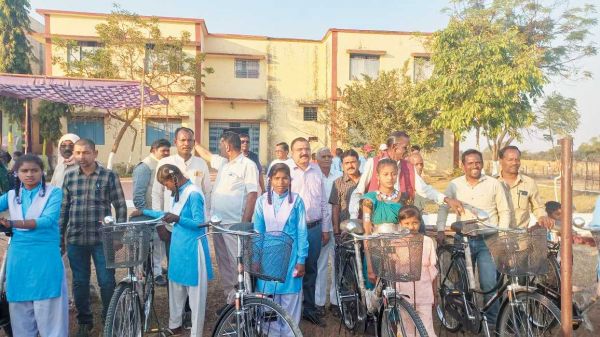 संसदीय सचिव द्वारिकाधीश के हाथों स्कूली छात्राओं को मिली साइकिल
